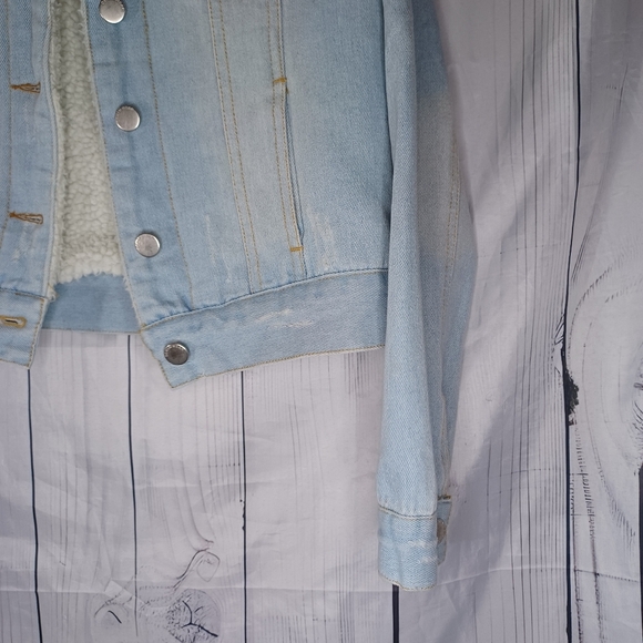 Ashley Vintage Charm Lightwash Distressed Denim Trucker Jacket Sherpa Lined - Picture 2 of 13